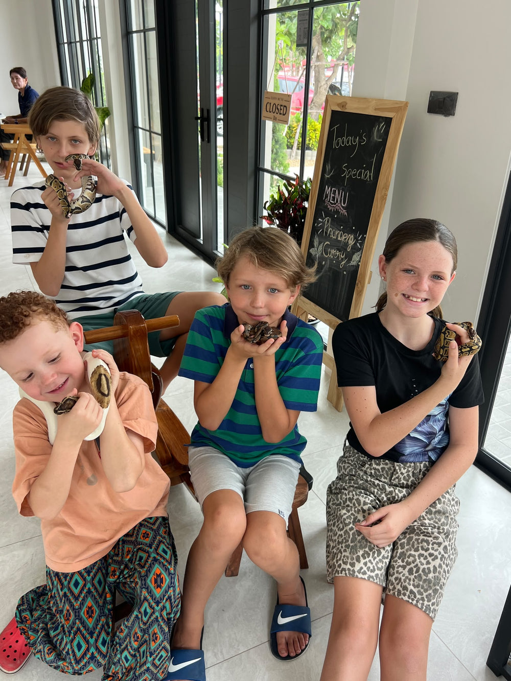 Une visite en famille au café